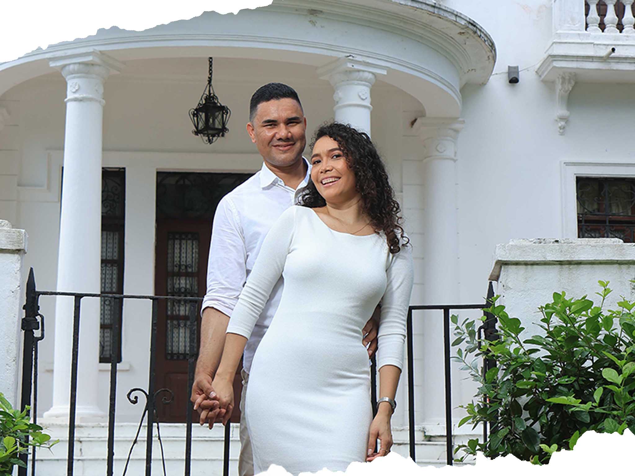 novios caminando por la playa