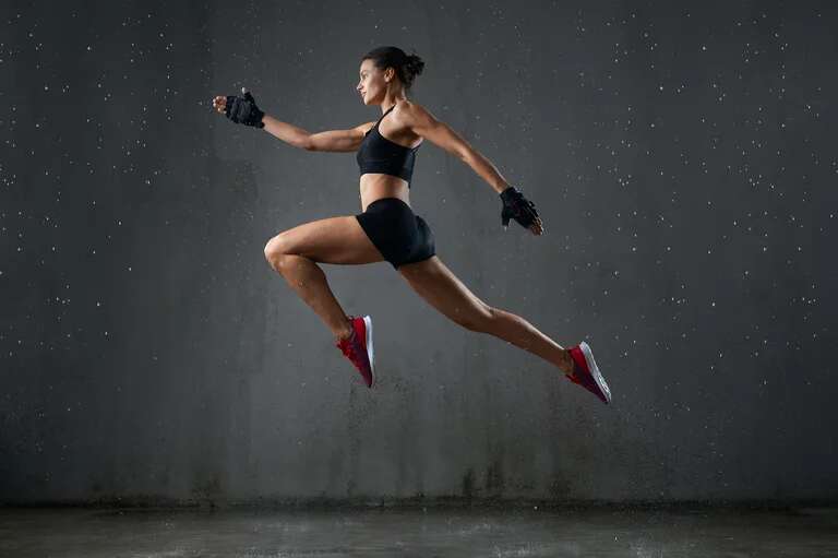 mujer con ropa deportiva saltando