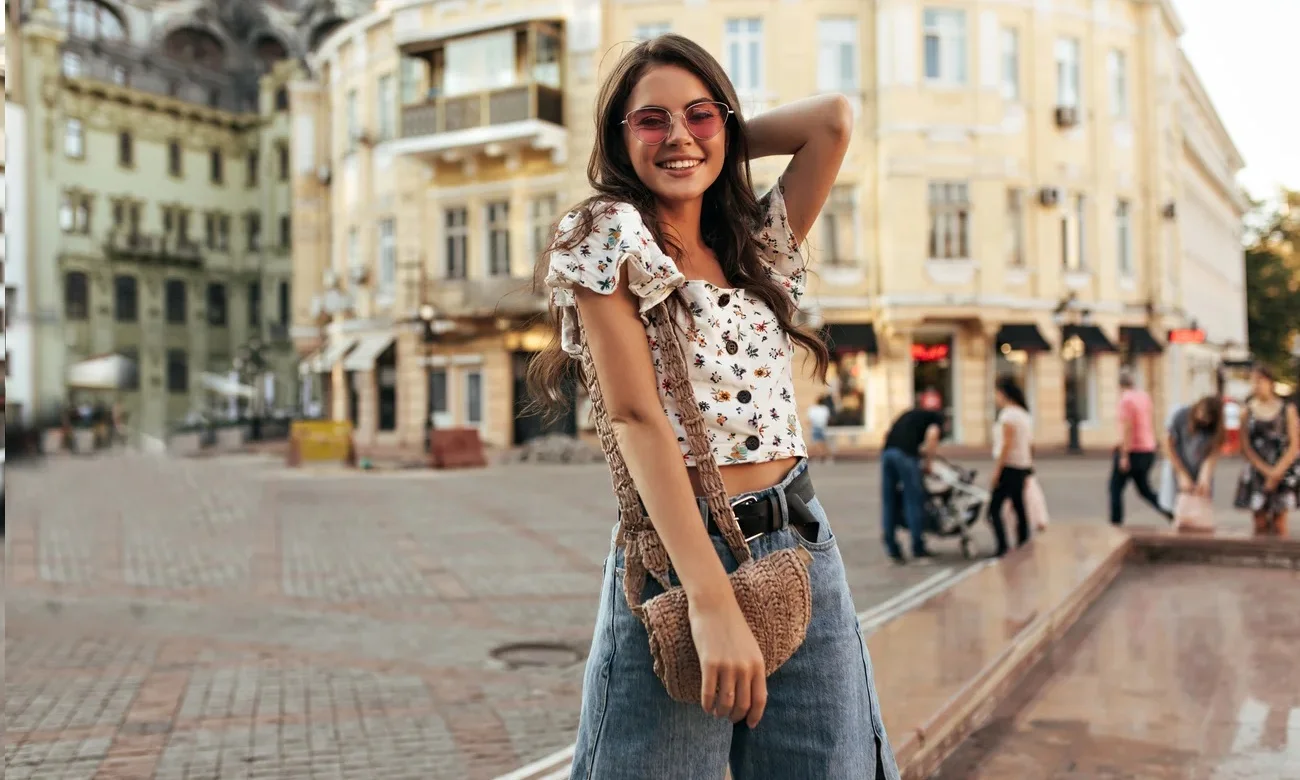 mujer modelando ropa en la calle