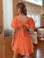 vestido unicolor con lazo trasero.