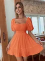 vestido unicolor con lazo trasero.