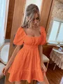 vestido unicolor con lazo trasero.