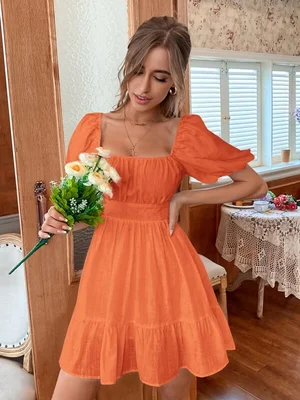 vestido unicolor con lazo trasero.